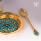 Pashotnitsa ta'ratchada qoshiq bilan 