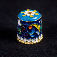 Kumushdan qilingan emal bilan «Bo‘g‘imlar qizil» thimble.