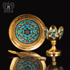 Pashotnitsa ta'ratchada qoshiq bilan 